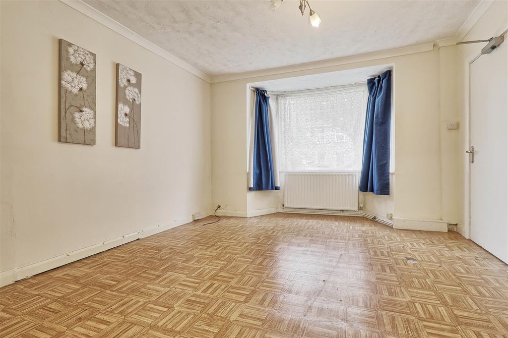 Property photo 3 of 11 Living.Jpg