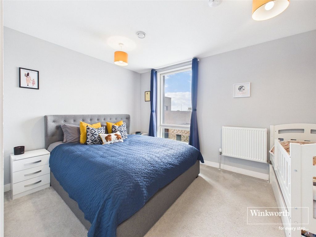 Property photo 2 of 6 Bedroom