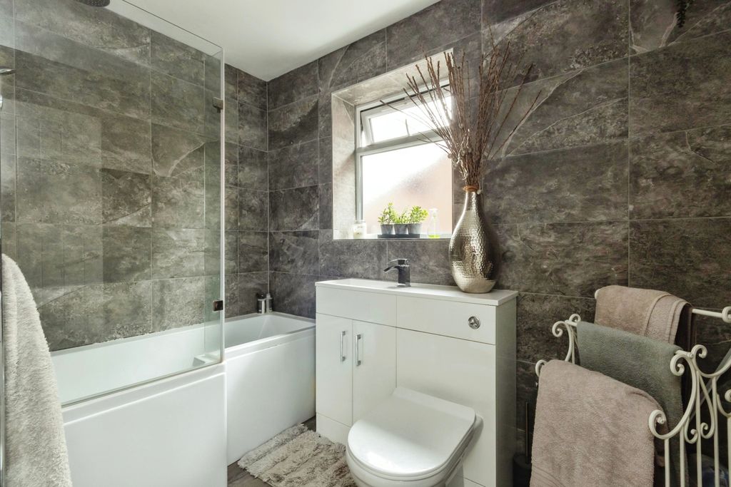 Property photo 3 of 17 Bathroom