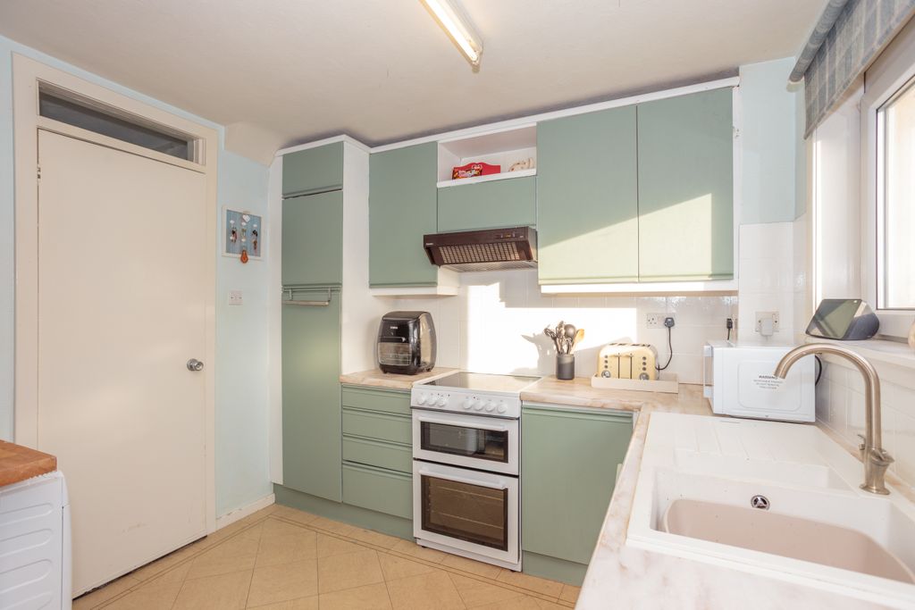 Property photo 3 of 27 Kitchen