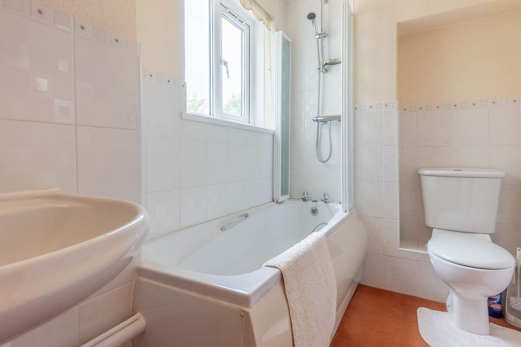 Property photo 3 of 10 Bathroom