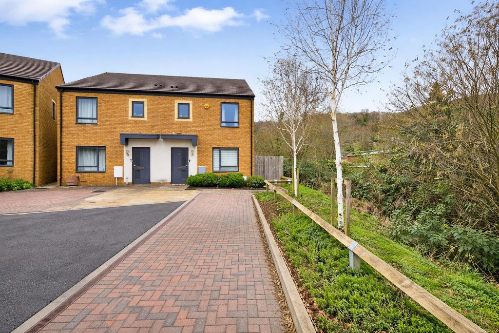 Property photo 1 of 15 Daucy Close - Front Photo..Jpg