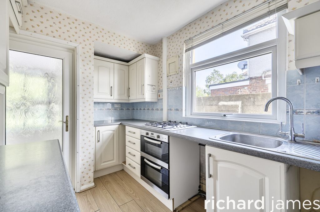 Property photo 2 of 13 53De2F46c0F14F6190230A9631957F60