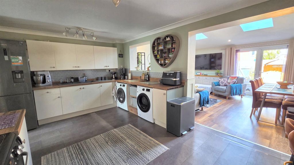 Property photo 3 of 12 Kitchen