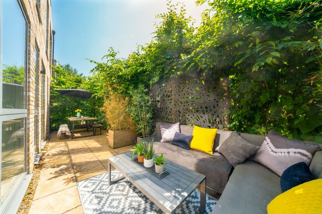 Property photo 2 of 20