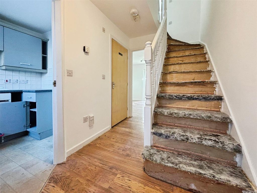 Property photo 2 of 16 Entrance Hall