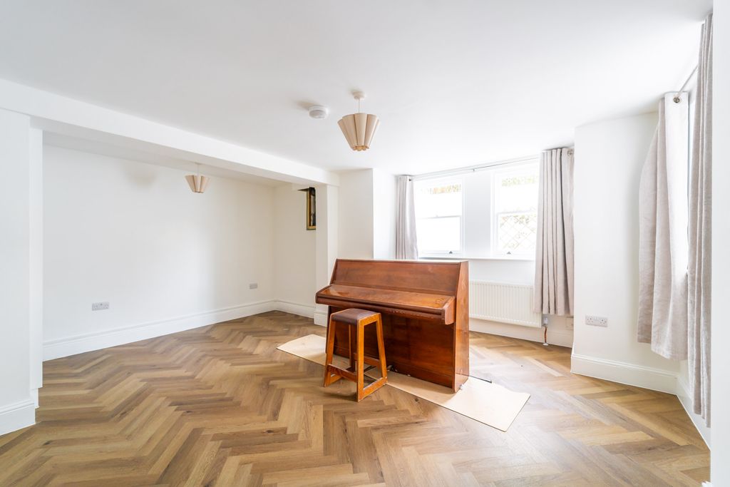 Property photo 2 of 8 Mba04002