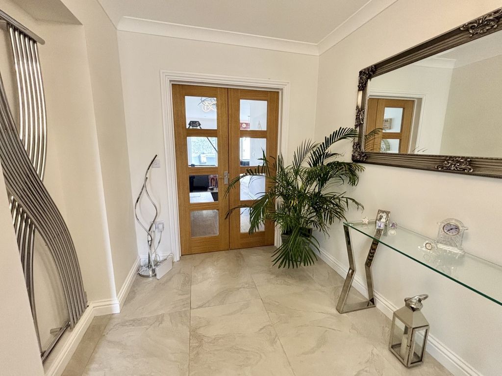 Property photo 2 of 40 Entrance Hall