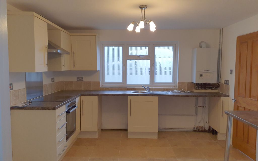 Property photo 2 of 10 Kitchen