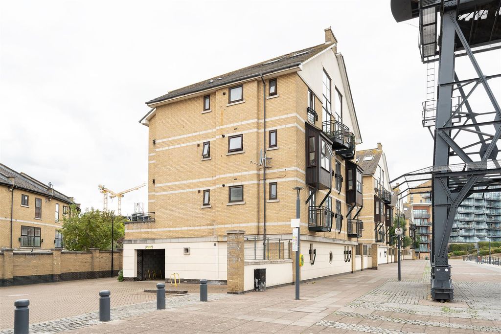 Property photo 1 of 36 Pepys Crescent, E16