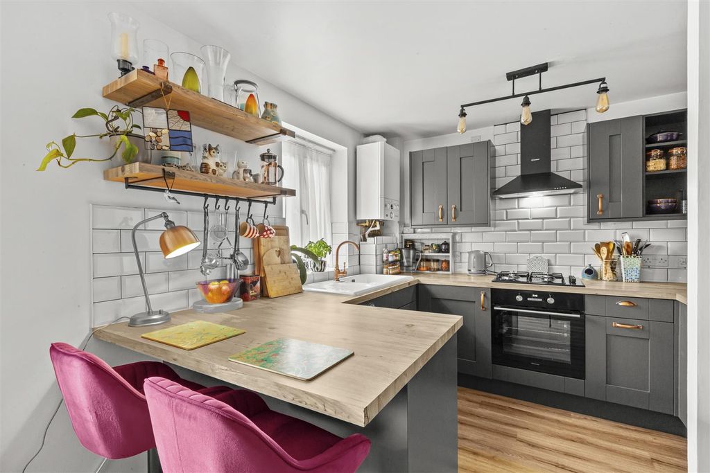 Property photo 2 of 14 8 Tom Evans Court, Hamilton Rd, Hp13 5Fe-7.Jpg
