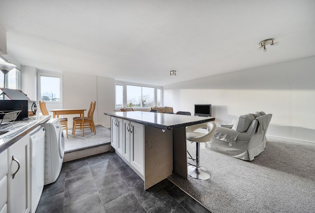 Property photo 3 of 11 1385800-5-69271c1...