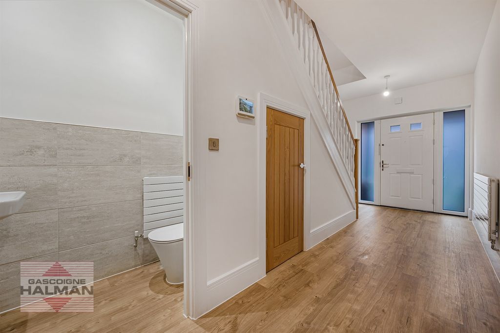 Property photo 3 of 25 Entrance Hallway