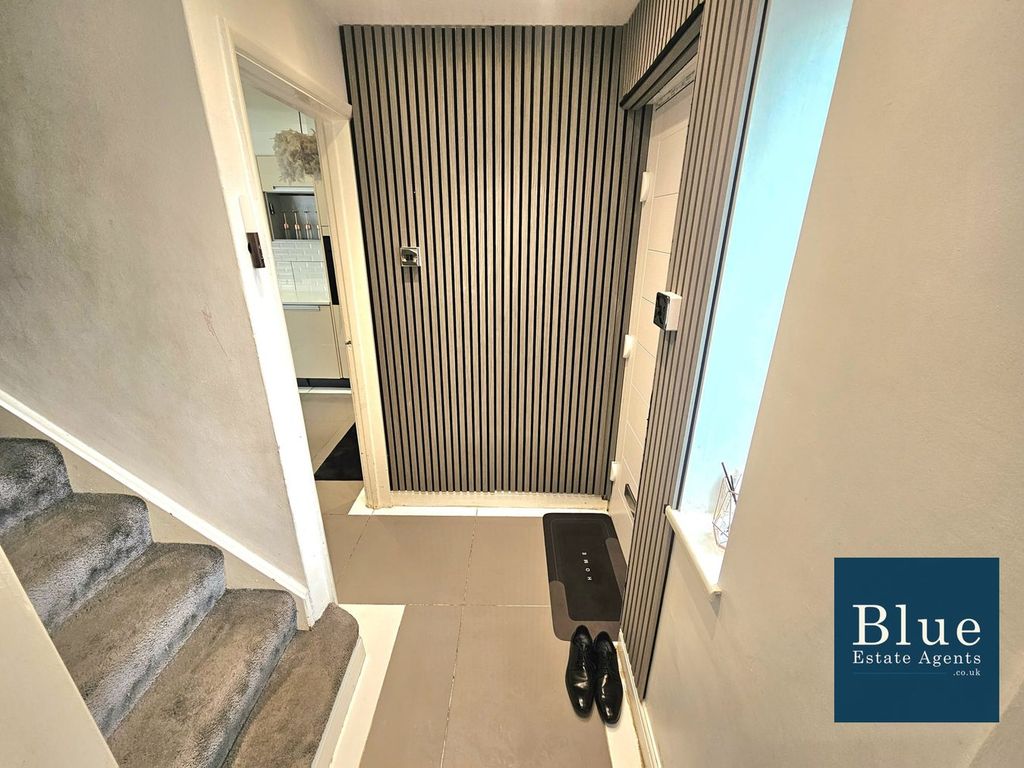Property photo 2 of 18 Hallway
