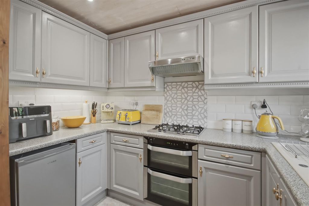 Property photo 3 of 16 Kitchen