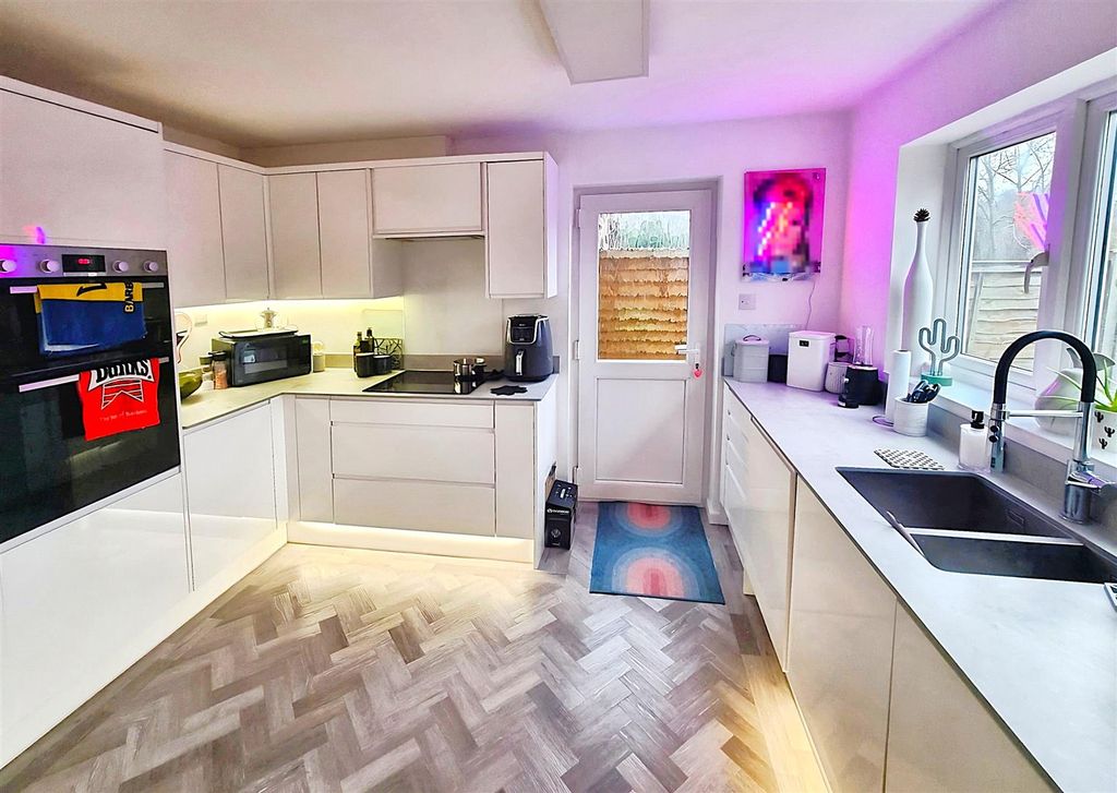 Property photo 2 of 17 Modern Fitted Kitchen