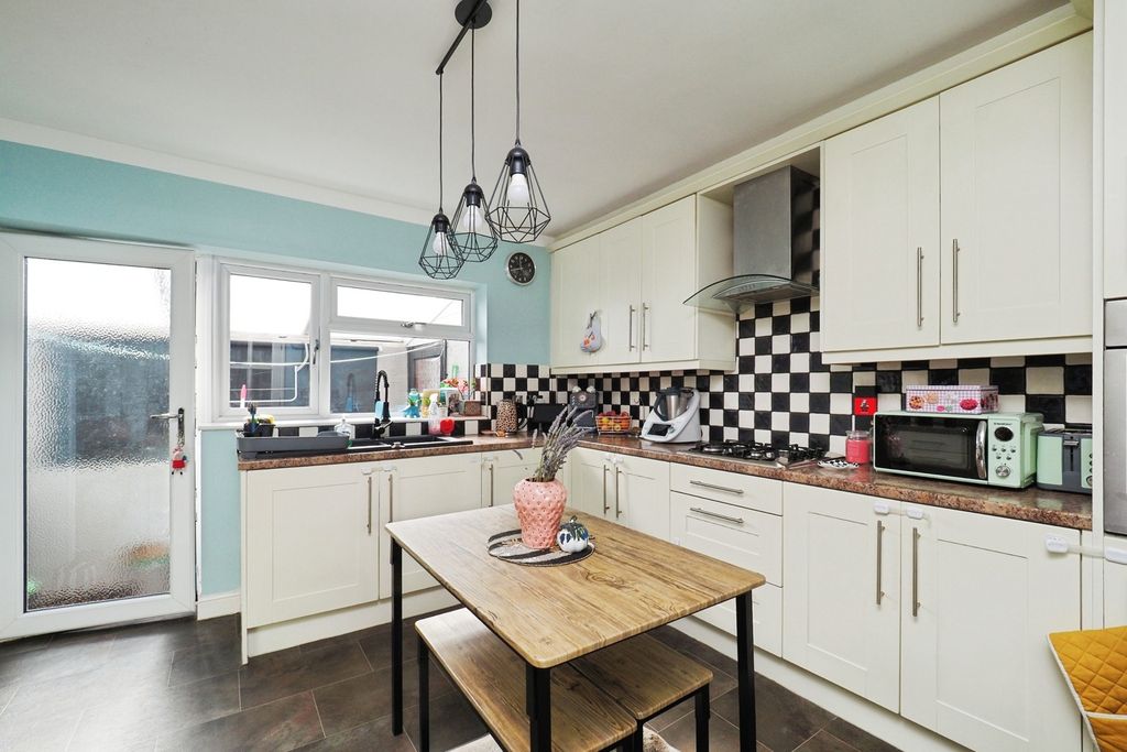 Property photo 3 of 16 Kitchen Diner