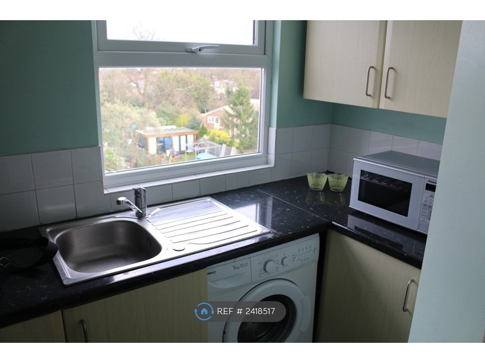 Property photo 2 of 10 Fully Fitted Kitchen (With Small Breakfast Bar)