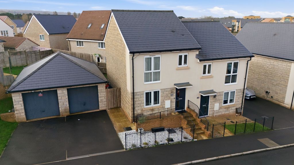 Property photo 2 of 33