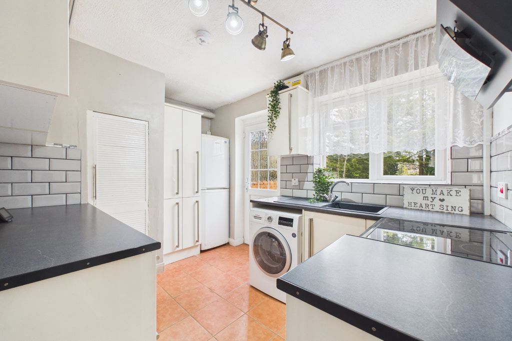 Property photo 3 of 8 Picture No. 12