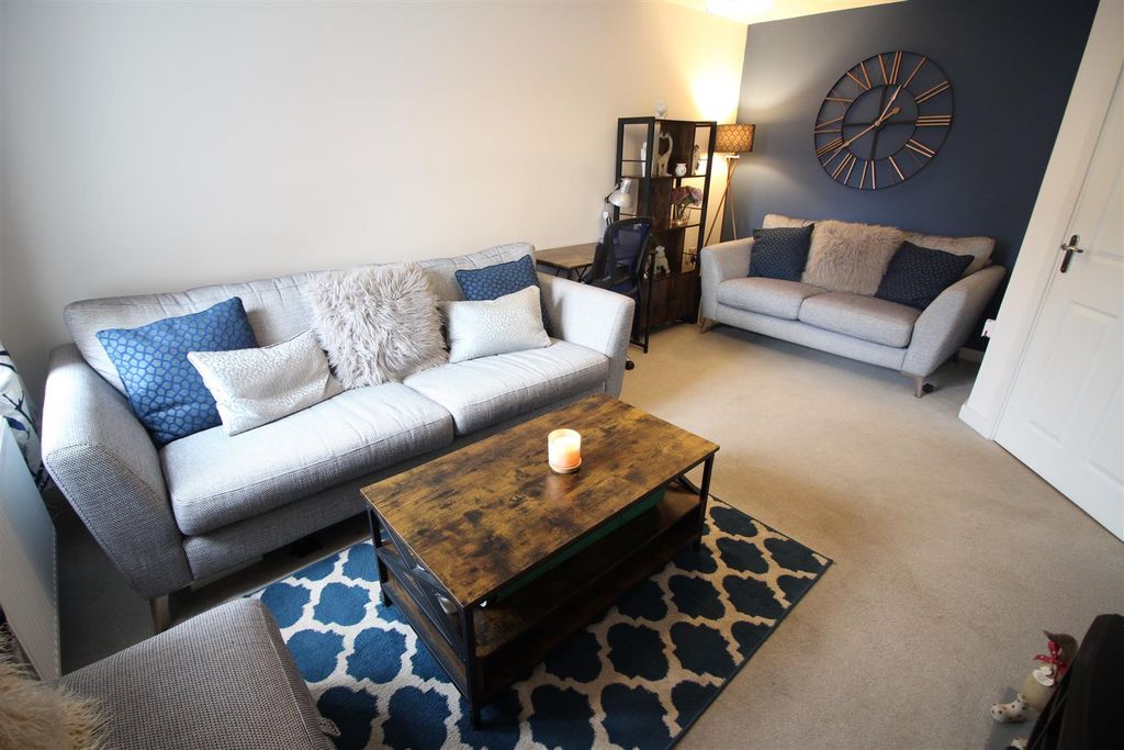 Property photo 3 of 15 Lounge