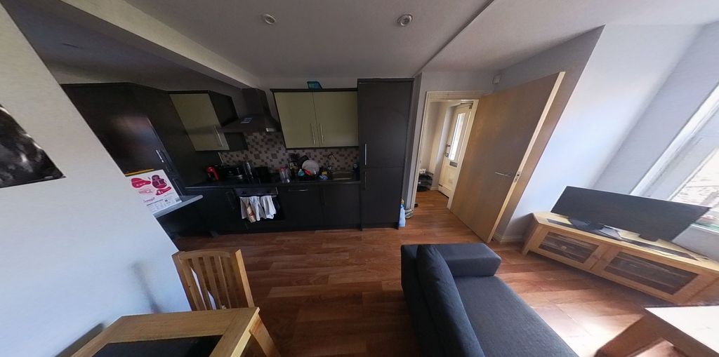 Property photo 3 of 4 A Spacious And Well-Lit Modern Living Room Featuri...