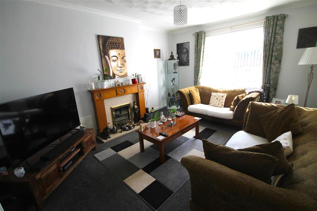 Property photo 3 of 10 Lounge