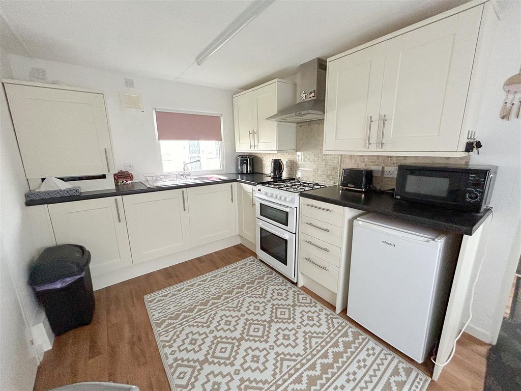 Property photo 3 of 9 Kitchen