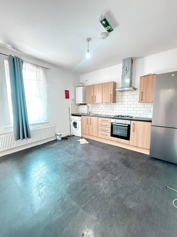 Property photo 1 of 7 Two Bedroom First Floor Flat Close To Ilford Station- 1400 Pcm