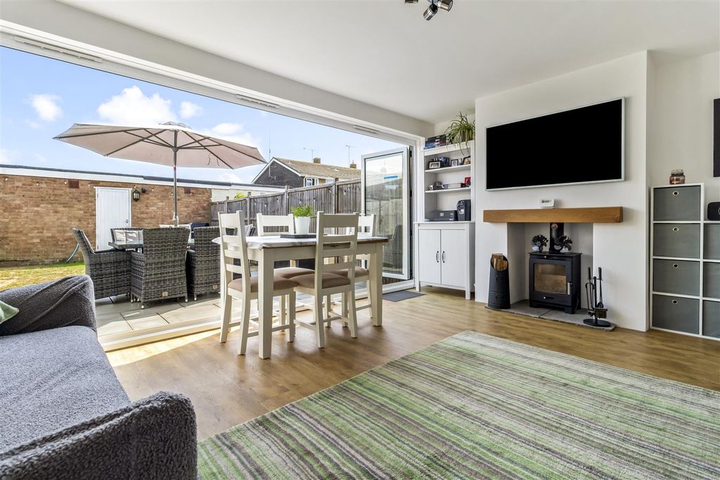 Property photo 2 of 17 25 Galsworthy Road-013.Jpg