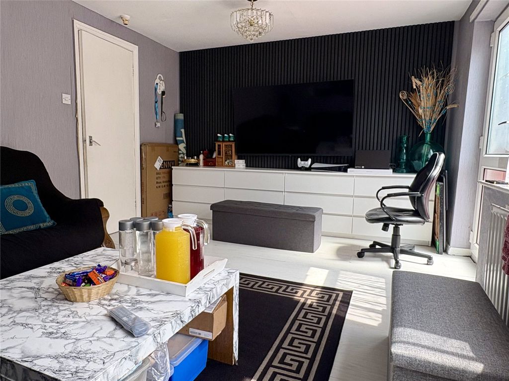 Property photo 3 of 13 Lounge