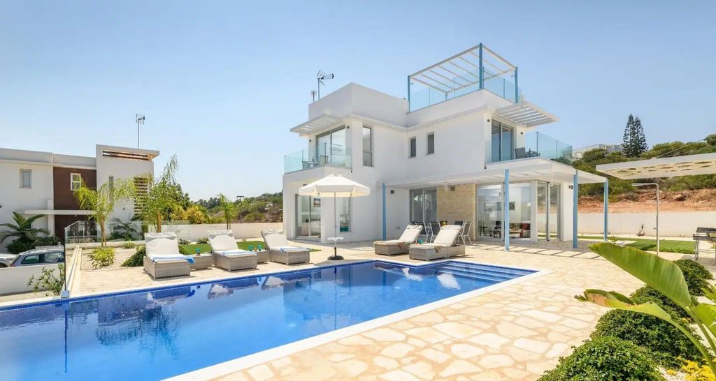 Property photo 1 of 18