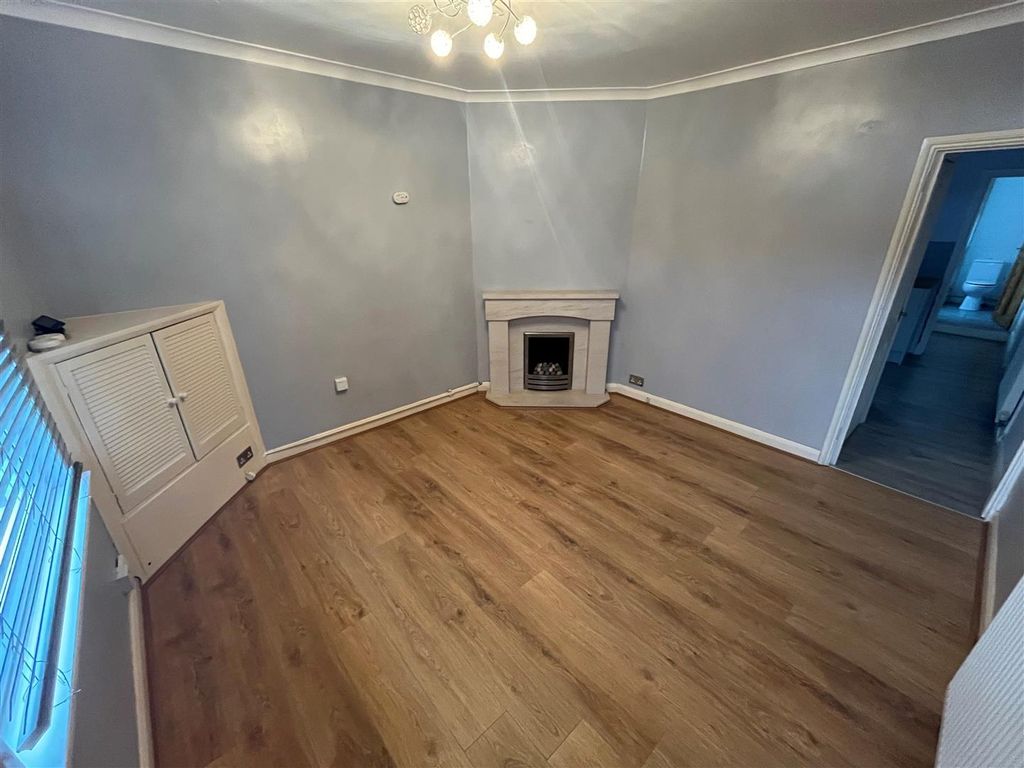 Property photo 3 of 10 Lounge