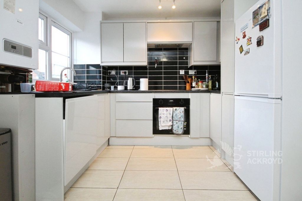 Property photo 2 of 6 Kitchen