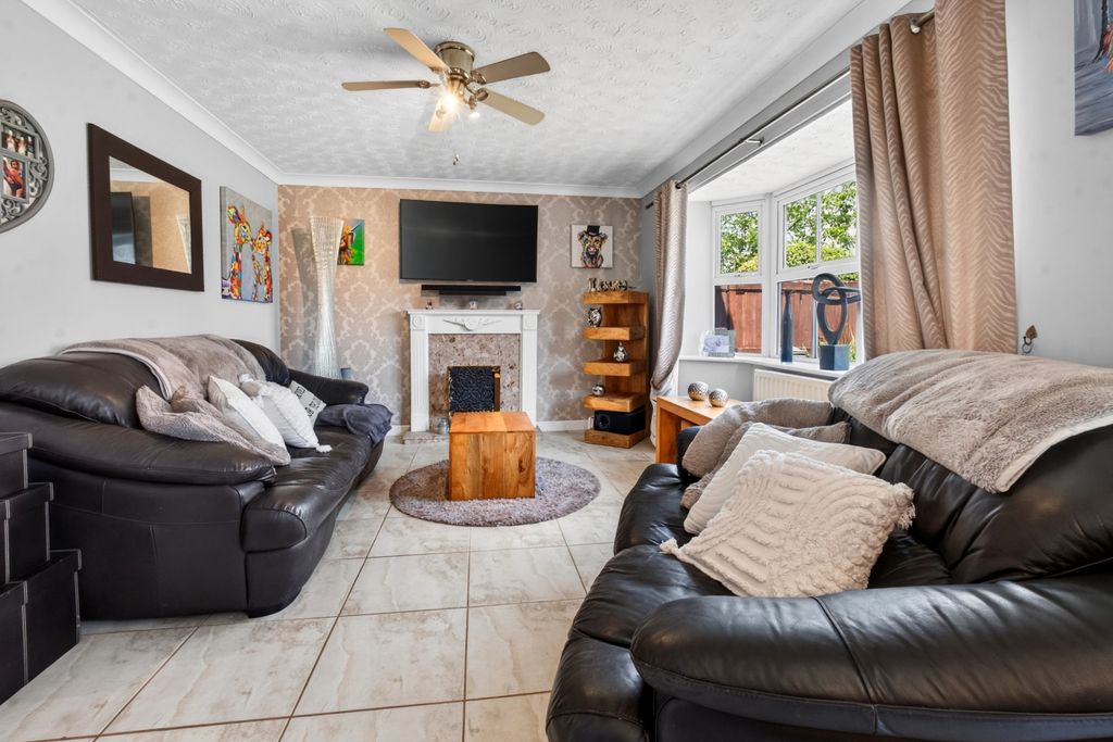 Property photo 3 of 17 Living Room