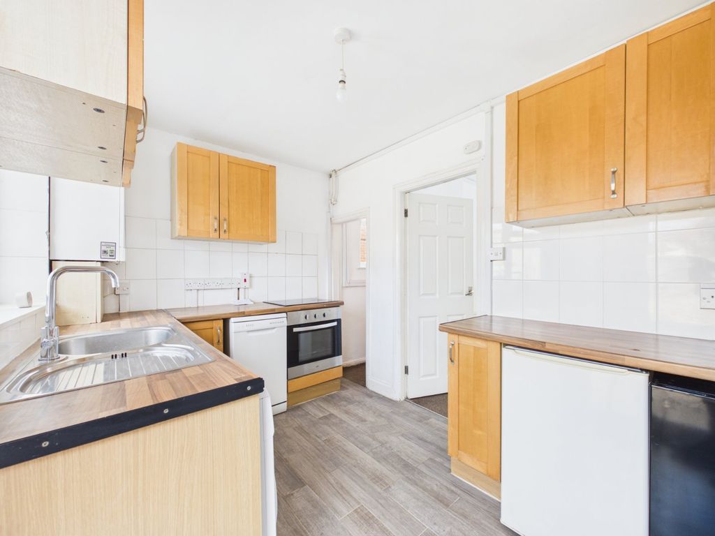 Property photo 3 of 10 Kitchen