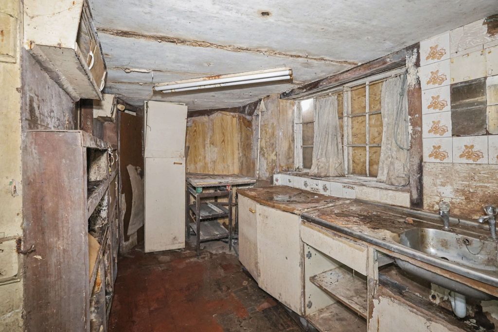 Property photo 3 of 13 9 New Cross Street, Margate, Kent, Ct9 1Eh