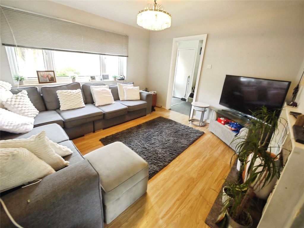 Property photo 3 of 16 Lounge
