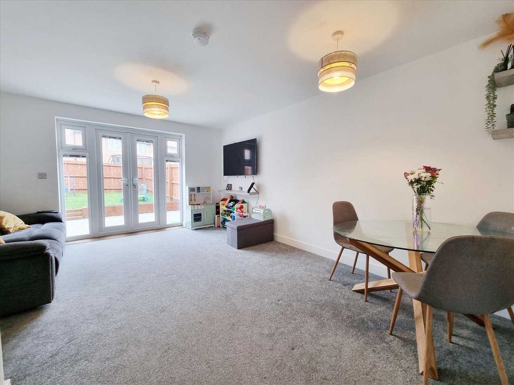 Property photo 3 of 11 Lounge: