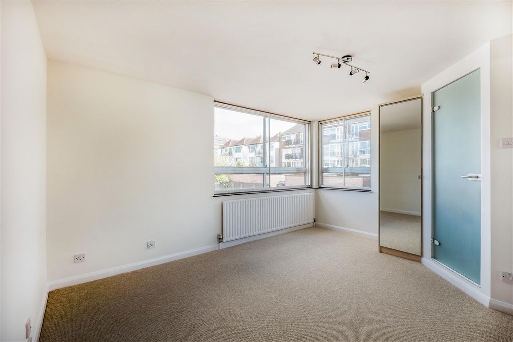 Property photo 3 of 13 11 Sussex Court-10.Jpg