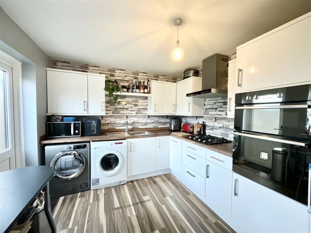 Property photo 3 of 10 Kitchen Diner