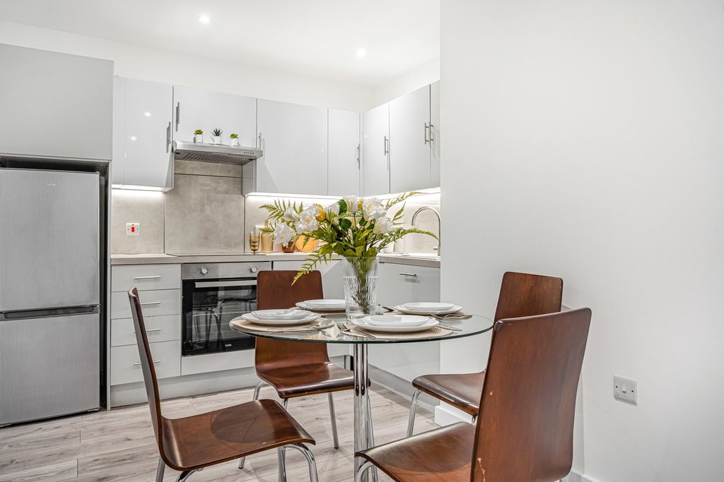 Property photo 2 of 25 Studio