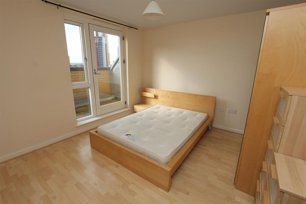 Property photo 3 of 12 Bright Modern Bedroom With Balcony Access...