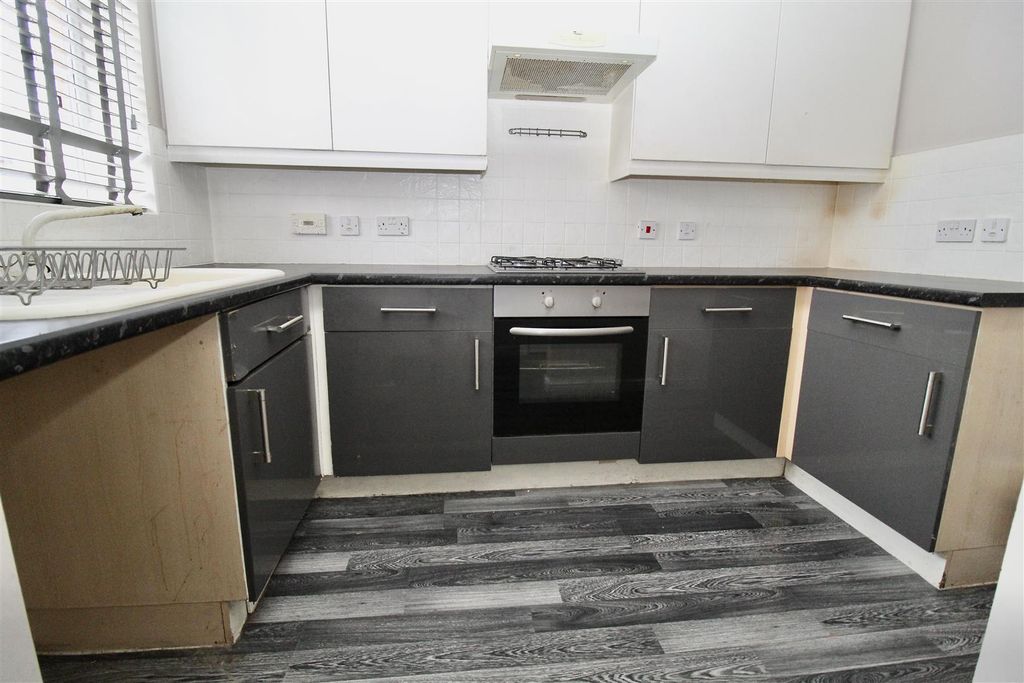 Property photo 2 of 11 Kitchen