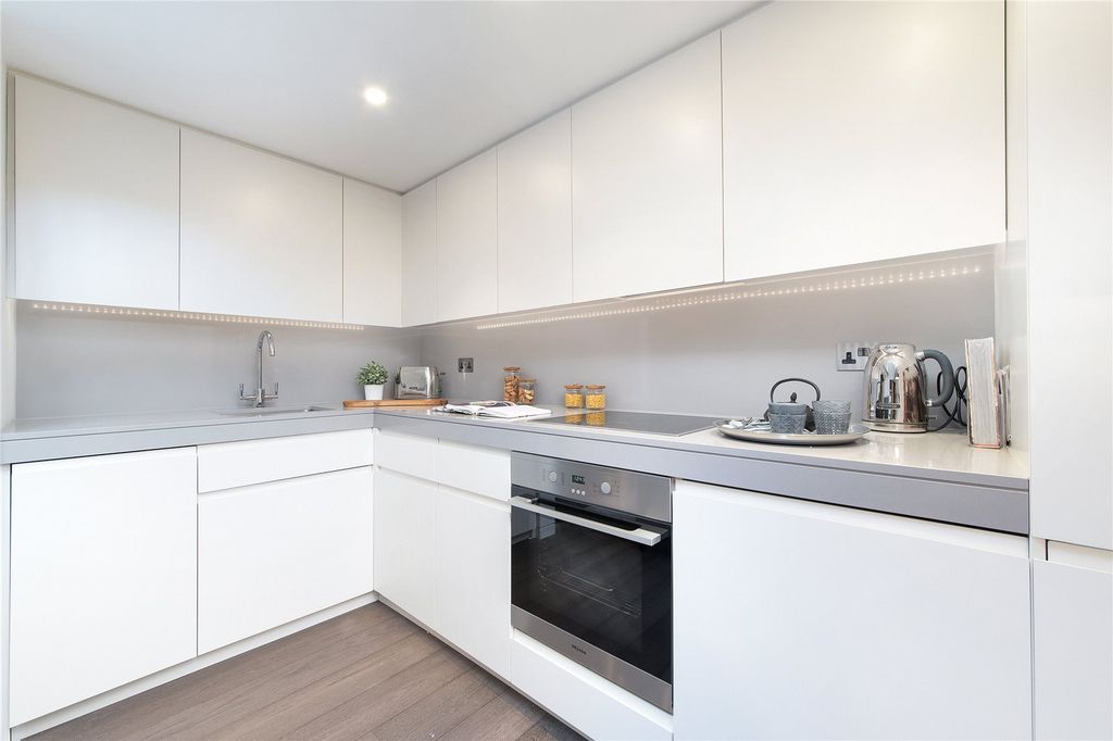 Property photo 2 of 16 Bolton Studios