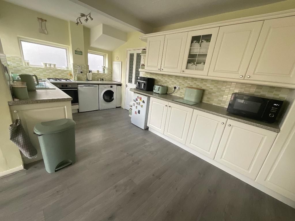 Property photo 2 of 20 Kitchen 16'10 x 9'1