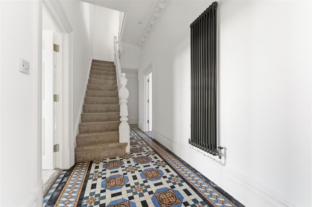 Property photo 2 of 23 Entrance Hall