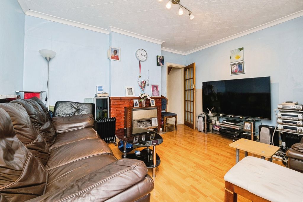 Property photo 2 of 17 Lounge