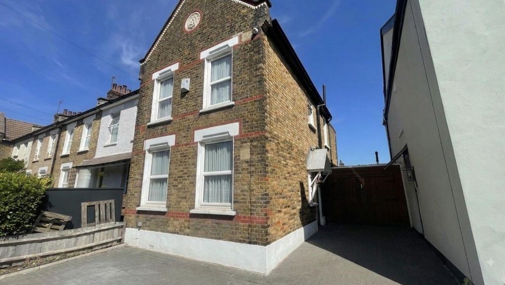 Property photo 1 of 10 Three Bedroom End Of Terrace To Rent