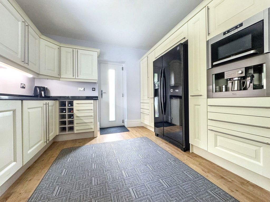 Property photo 3 of 32